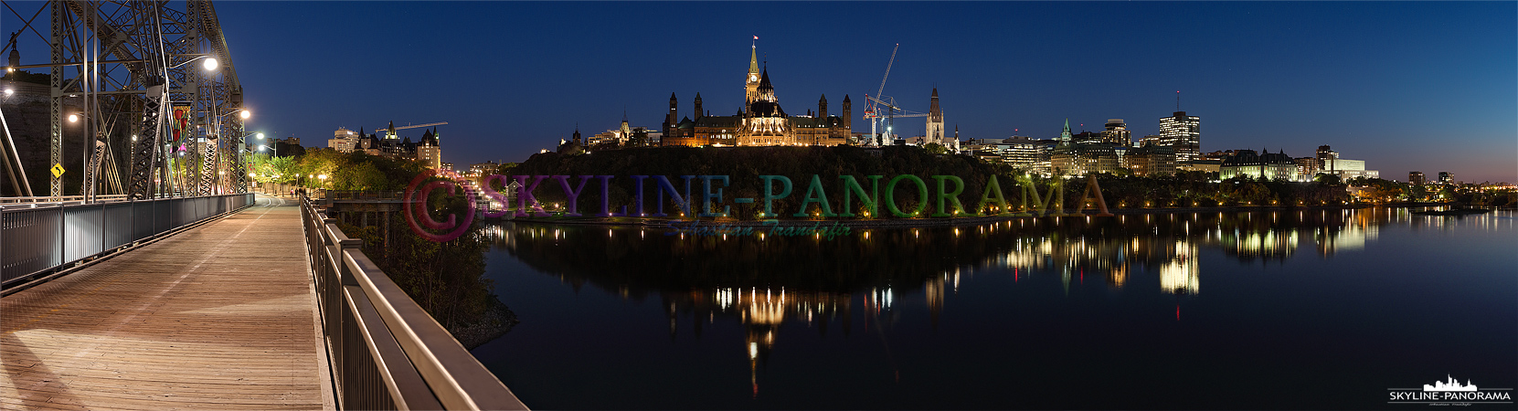 Panorama aus Kanada - Eine Aufnahme in der Blauen Stunde von der Alexandra Bridge in Richtung des Parliament Hill genannten Regierungsviertels von Ottawa. 