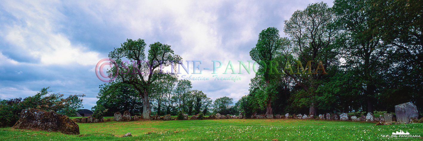 6x17 Panorama - Der Steinkreis von Grange befindet sich unweit von Lough Gur. 