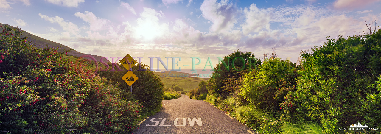 6x17 Panorama - Landstraße auf Valentia Island im Gegenlicht - der Hinweis zum langsamen Fahren ist bei den oft schmalen Straßen in Irland meistens angebracht.