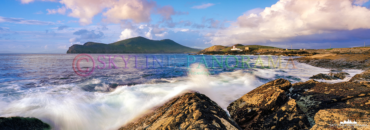 Landschaft als 6x17 Panorama - Zum Sunset am Cromwell Point mit dem Blick auf den Leuchturm von Valentia Island - Irland.