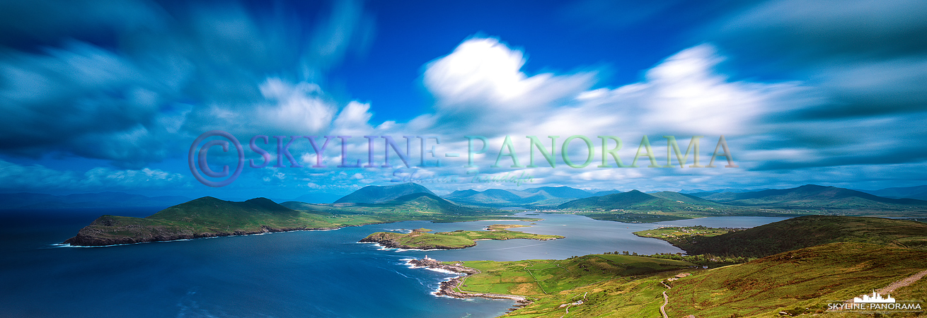Panorama Langzeitbelichtung - von Geokaun Mountain auf Valentia Island in Richtung Killelan Mountain auf dem gegenüber liegenden Festland von County Kerry.