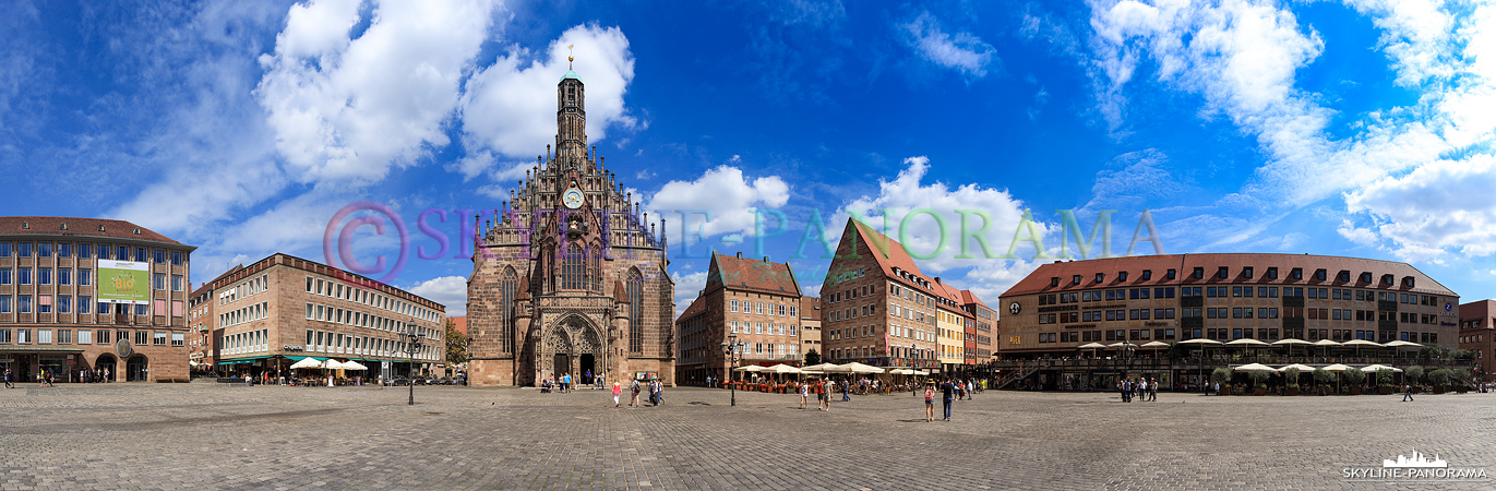 Stadtansicht Nürnberg - Ein Panorama, welches auf dem Nürnberger Hauptmarkt entstanden ist. Die Frauenkirche - im linken Bilddrittel - ist das bekannteste Bauwerk auf dem, mitten in der Altstadt von Nürnberg gelegenen, Platz. 