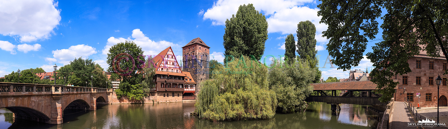 Altstadt von Nürnberg - Blick vom Ufer der Pegnitz aus auf den historischen Weinstadel, er wird linker Hand eingerahmt durch die Maxbrücke und den bekannten Henkersteg auf der gegenüberliegenden Seite. 