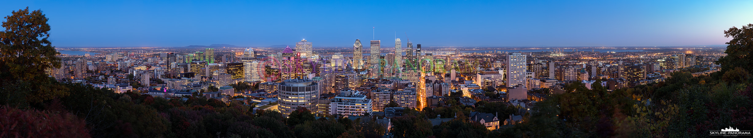 Panorama Kanada - Die Skyline von Montreal mit den beleuchteten Wolkenkratzern vom Mont Royal, einem der bekanntesten Aussichtspunkte der kanadischen Metropole.