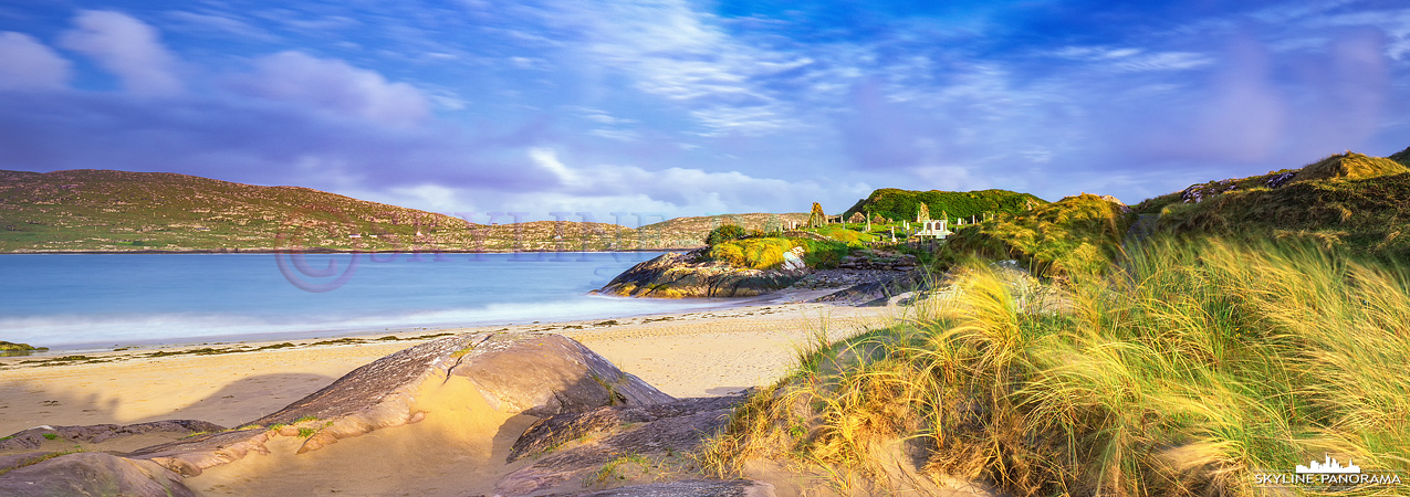 Irland 6x17 Panorama - Der Derrynane Beach in Caherdaniel im goldenen Licht der untergehenden Sonne mit Blick auf die Ruine der Derrynane Abbey. 