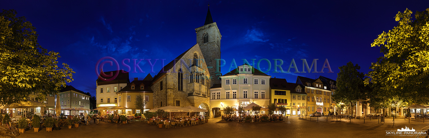 Dieses Panorama der Altstadt von Erfurt ist auf dem Wenigemarkt entstanden. In den warmen Monaten findet man hier eine Vielzahl an Straßencafes die auch noch am Abend zum Verweilen einladen.