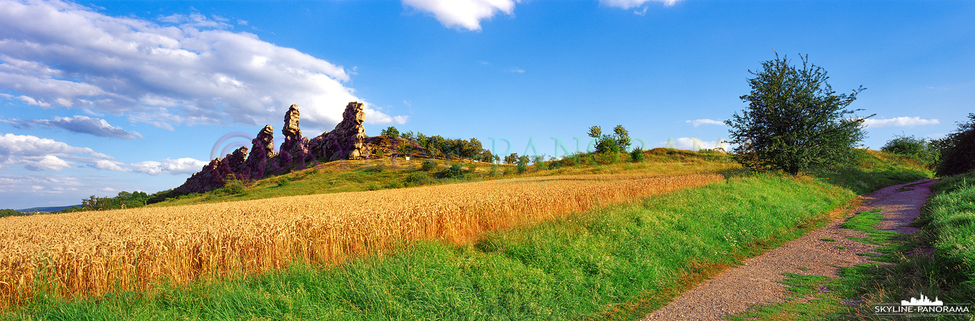 Harz Panorama - Die sagenumwobenen Sandsteinfelsen der Teufelsmauer unweit der Ortschaft Weddersleben gehören zu den bekanntesten Sehenswürdigkeiten im Harz. 