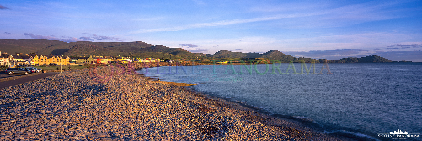 Irland als 6x17 Panorama - Der Blick auf den, am Ring of Kerry gelegenen, Ort Waterville zum Sonnenuntergang. 