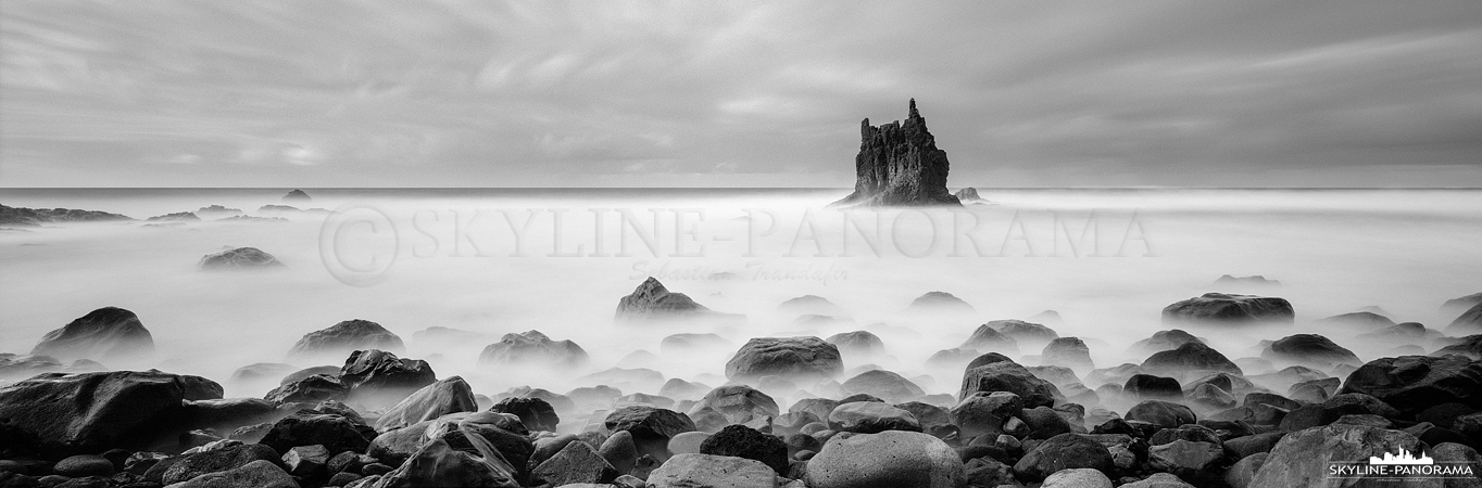 Einer der bekanntesten Fotospots auf Teneriffa ist der Playa de Benijo im Nordwesten der Insel, das hier gezeigte 6x17 Panorama  ist eine Langzeitbelichtung.