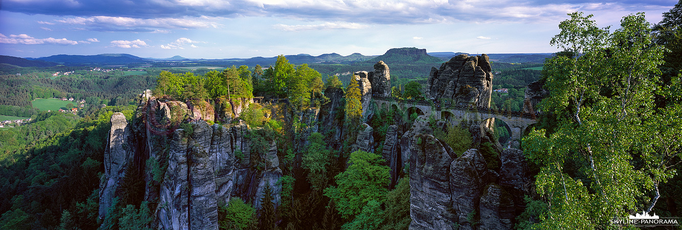 6x17 Panorama - Das Elbsandsteingebirge, ca. 50km südöstlich von Dresden entfernt, bietet eine in Deutschland einmalige Kulisse für Landschaftsaufnahmen. Auf diesem 6x17 Panorama ist die weltbekannte Basteibrücke im letzten Abendlicht zu sehen. 