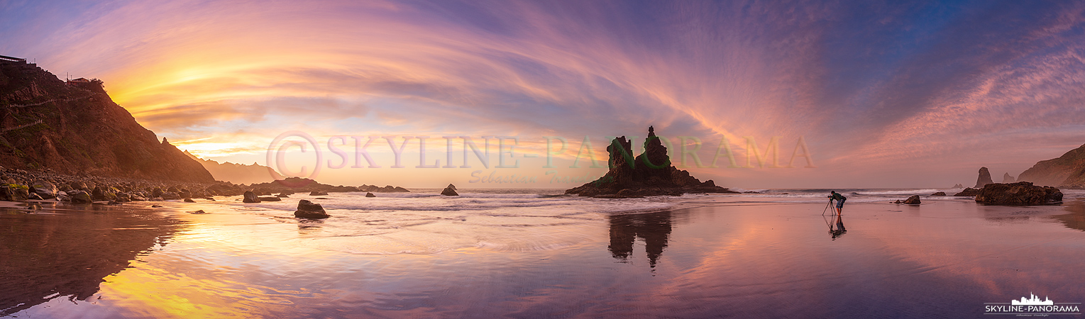 Seascape auf Teneriffa - Panorama zum Sonnenuntergang mit Abendrot am wunderbaren Playa de Benijo auf der spanischen Urlaubsinsel Teneriffa. 