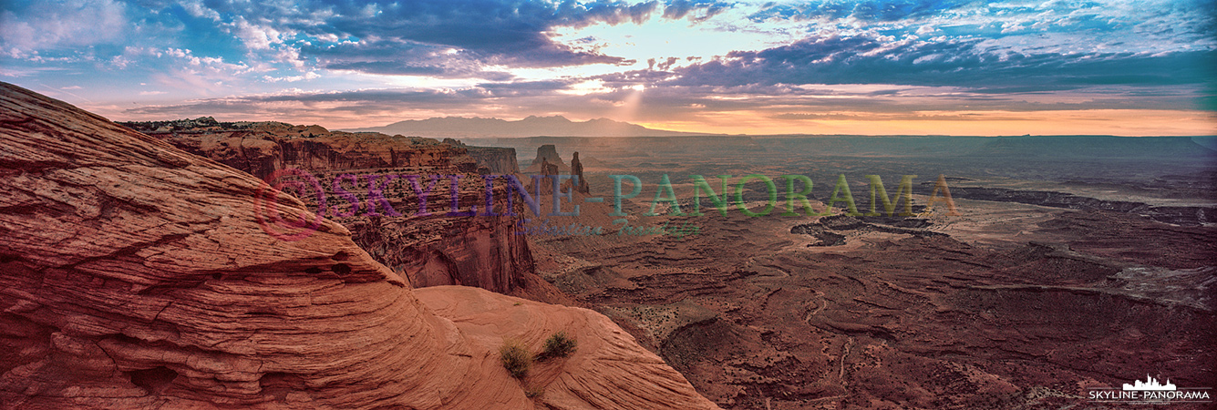 Da an der Mesa Arch im Canyonlands Nationalpark zum Sonnenaufgang viel zu viel los war, habe ich mich daneben gestellt, um diesen Blick in  festzuhalten. 