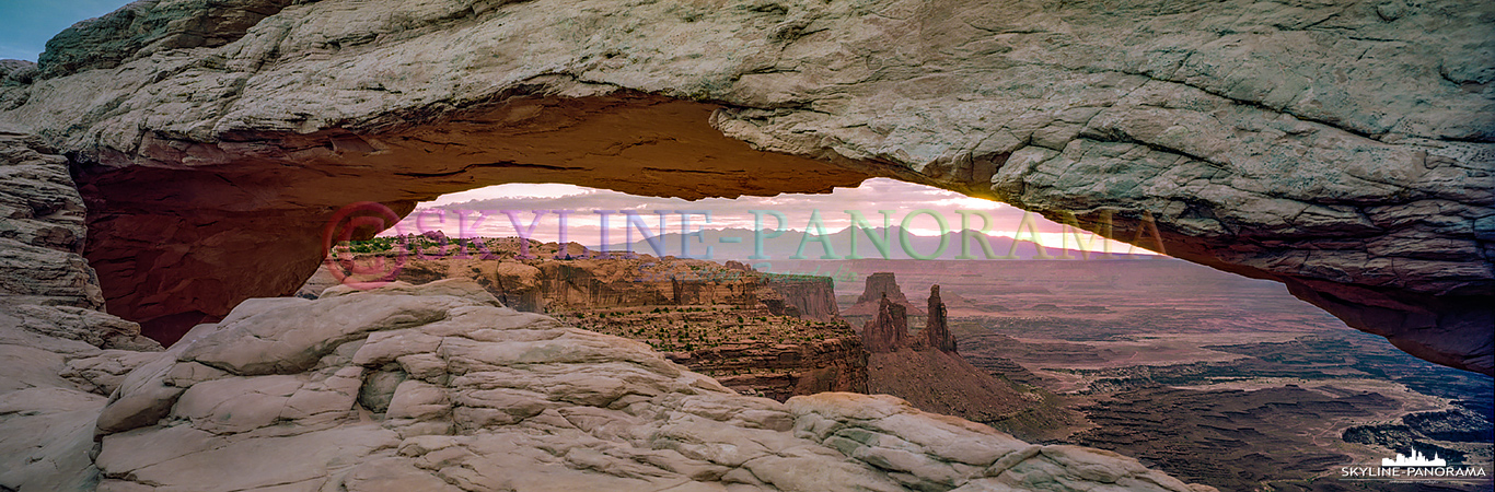 Eines der Highlights im Canyonlands Nationalpark ist die Mesa Arch. Gerade zum Sonnenaufgang kann man an dieser Stelle unzählige Fotografen antreffen. 