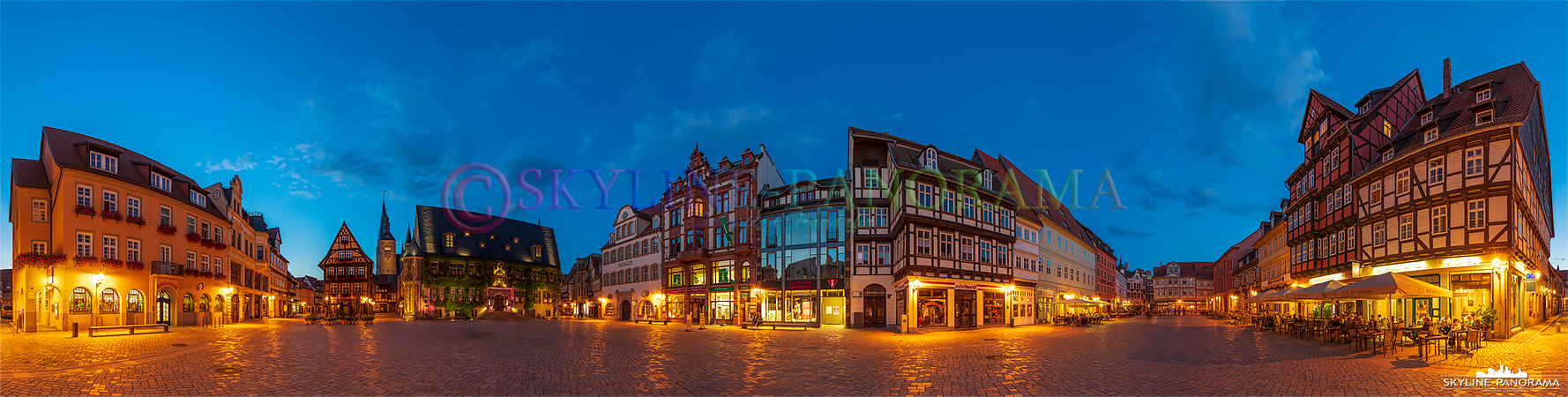 Panorama Harz - Der abendliche beleuchtete Marktplatz in der Altstadt von Qudlinburg mit historischen Fachwerkhäusern. 