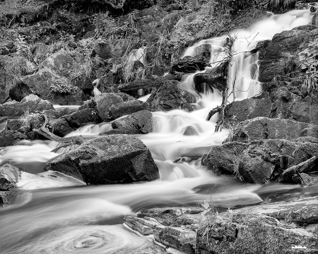 4x5 Grossformat aus dem Harz - Eine weite Ansicht des kleinen Wasserfalls bei Alexisbad im Selketal. Das Bild ist mit einer 4x5" Grossformatkamera aufgenommen