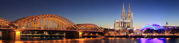 Skyline Panorama aus Köln am Tag und in der Dämmerung