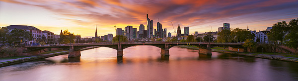 Skyline Frankfurt von den Brücken