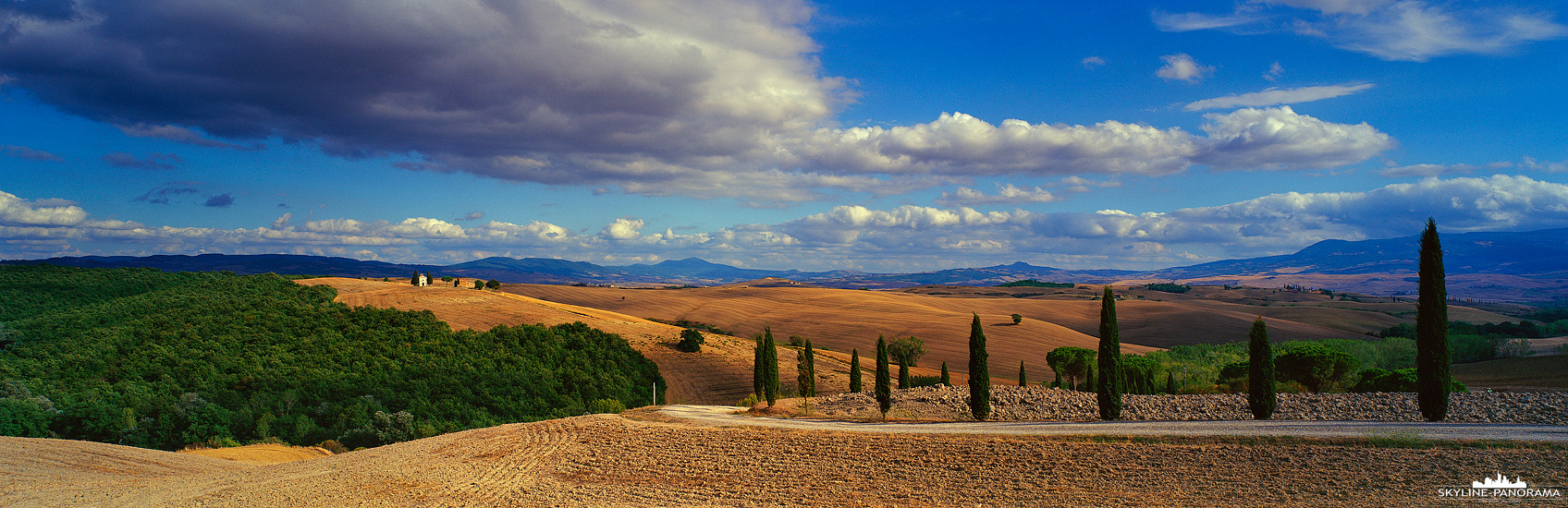 Panorama Italien – Eine Aufnahme als Panorama, welches in der Toskana entstanden ist und die typische Landschaft von Mittelitalien zeigt. Malerische Wege, die geschwungen verlaufen und meist von Zypressen gesäumt sind, sind ein beliebtes Motiv in der Toskana.