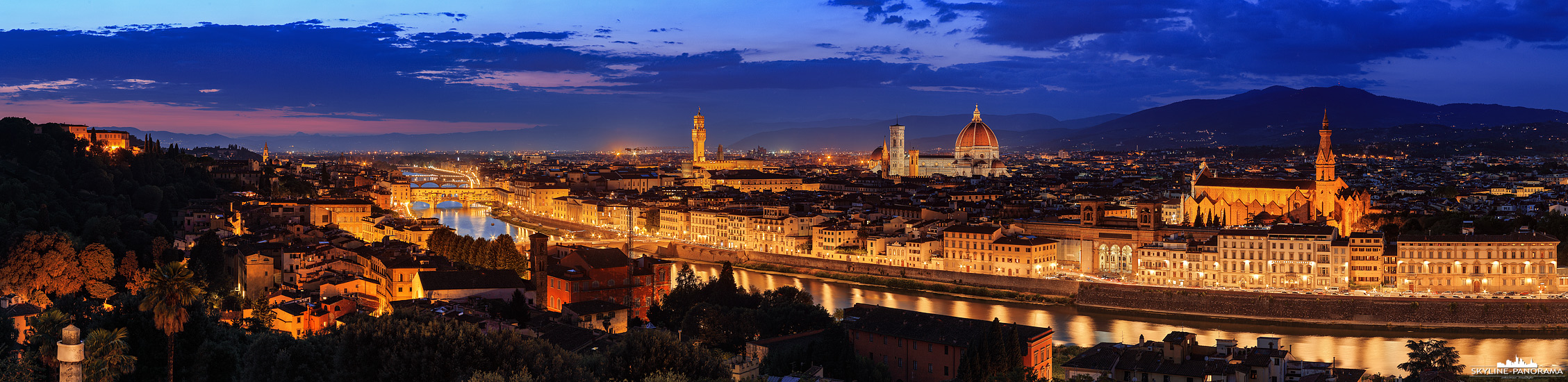 Toskana Panorama Altstadt Florenz am Abend (p_01106) Panorama Italien – Die Stadtansicht auf das Panorama von Florenz, es entstand vom Piazzale Michelangelo und zeigt die Altstadt mit den Bauwerken der Stadt.