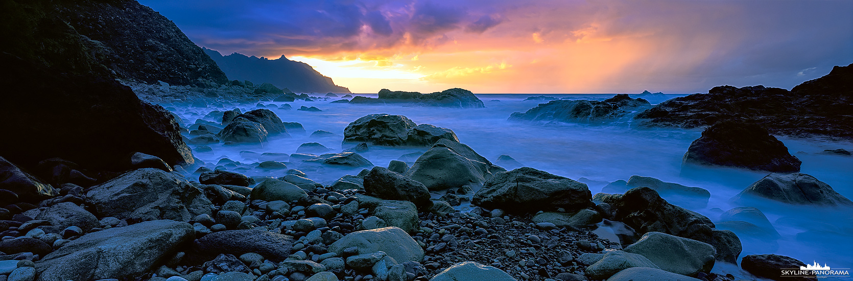 6x17 Panorama aus Teneriffa - Zum Sonnenuntergang am bekannten Felsenstrand Playa de Benijo im abgelegenen Norden der Ferieninsel Teneriffa. Durch die eindrucksvollen Felsen ist der Strand ein echtes Highlight für jeden Fotografen, zur Dämmerung und zum Sonnenaufgang bietet er eine tolle Fotolocation.  