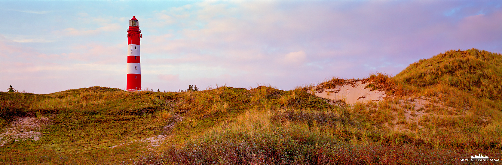 6x17 Panorama Insel Amrum - Der historische Leuchtturm von Nebel auf der nordfriesischen Insel Amrum mit dem sanften Licht der untergehenden Sonne.