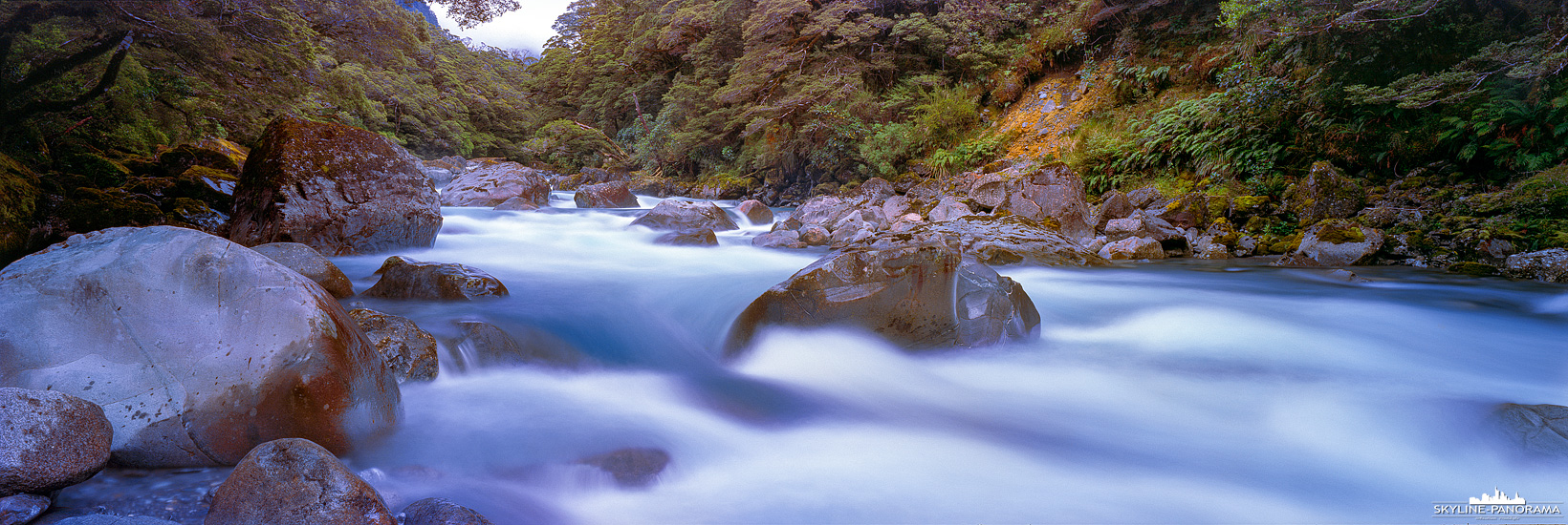 Neuseeland Südinsel Panorama 6x17| Auf dem Weg von Te Anau zum Milford Sound, kurz vor dem Tunnel, geht der Te Anau Milford Highway entlang des Hollyford Rivers