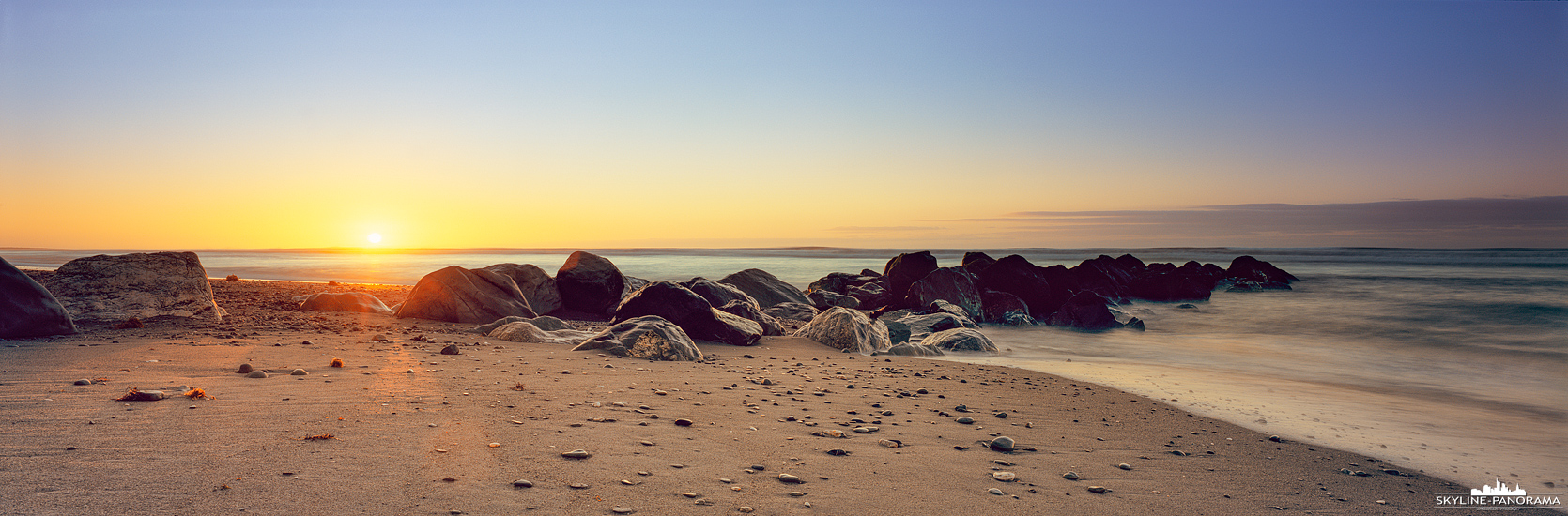 Zum Sonnenuntergang am Strand von Hokitika, einer kleinen Stadt an der Westküste von Neuseelands Südinsel. Die Sonne geht an dieser Stelle in der Tasmansee unter, die sich zwischen Neuseeland und Australien befindet.