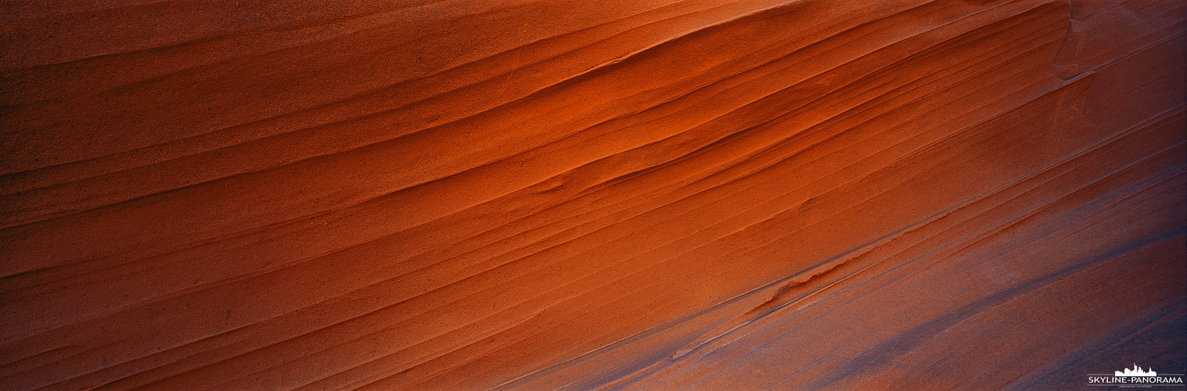 Slot Canyon in Page Arizona - Viele Jahre lang hat sich das Wasser durch den Sandstein gearbeitet und dabei diese, für fließendes Wasser typischen, Strukturen hinterlassen. Das 6x17 Panorama entstand im unteren Teil des Waterhole Canyon in Page Arizona.