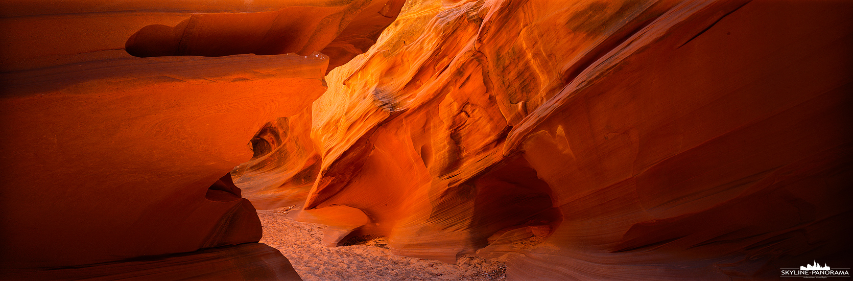 Waterhole Canyon in Page Arizone - Der in der Region typische Navajo Sandstein wurde in diesem Canyon durch Wasser von sintflutartigen Regenfällen über Jahre, oder viel mehr, über Jahrtausende geformt. Dieses 6x17 Panorama entstand im unteren Teil des sehr sehenswerten und noch nicht so überlaufenden Waterhole Canyon in Page Arizona.