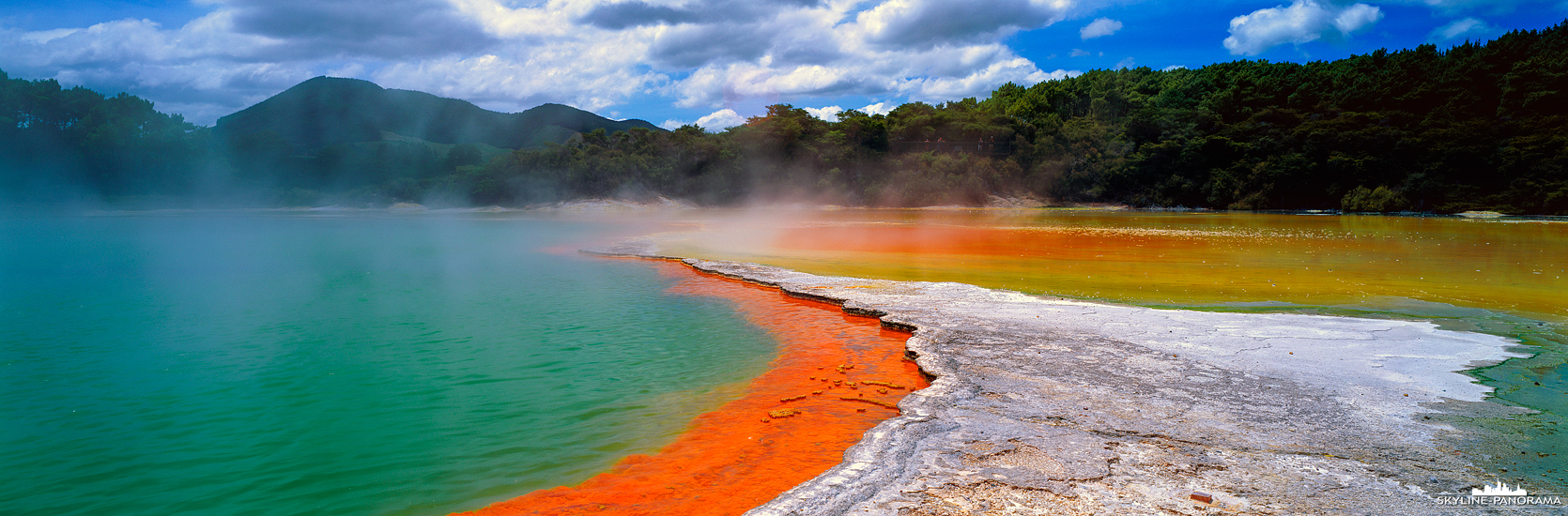 Panorama Neuseeland - Der Campagne Pool im Wai-O-Tapu Thermal Wonderland ist eine der Sehenswürdigkeiten der Nordinsel von Neuseeland, die man unbedingt auf seine Liste haben sollte. Der Pool gehört zu den größten Thermalquellen von Neuseeland, ist jedoch nicht für ein Bad geeignet.