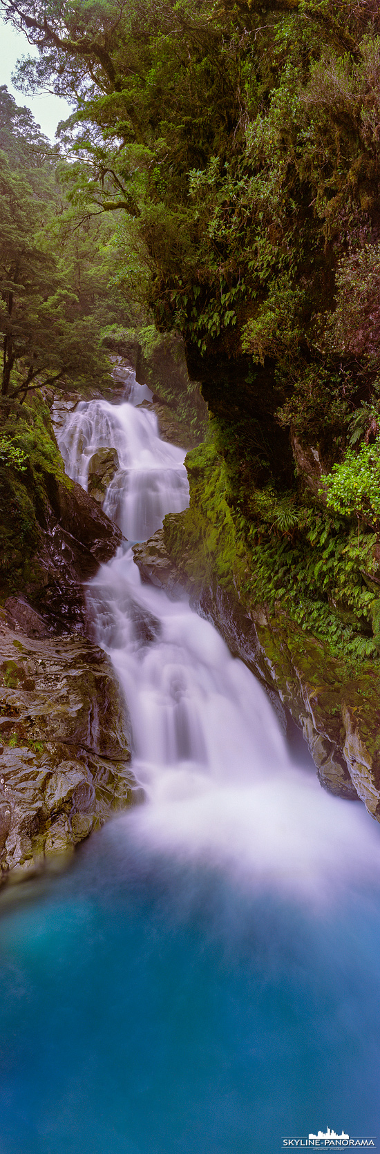 Panorama Neuseeland - Der Christie Falls Wasserfall ist leicht zu erreichen, er befindet sich auf dem Weg zum Milford Sound, von Lake Te Anau kommend, direkt am Milford Highway (SH-94) . Hierbei handelt es sich um einen Kaskadenwasserfall, der gerade nach einem Regenschauer sehr beeindruckend ist und an dieser Stelle in den Hollyford River mündet.