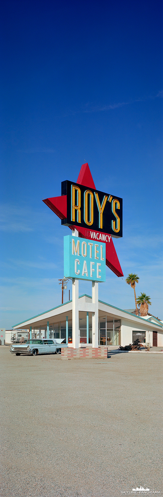 Roy´s Sign Route 66 California - Eine der bekanntesten Locations an der historischen Route 66 ist das ROY´s Motel and Cafe. Das Motel ist allerdings schon längst geschlossen, die dazugehörende Tankstelle mit einem kleinen Cafe, sowie einem Giftshop (auf diesem Bild nicht zu sehen) ist jedoch noch immer in Betrieb. Bei diesem Panorama handelt es sich um ein vertikal Panorama im Format 6x17.