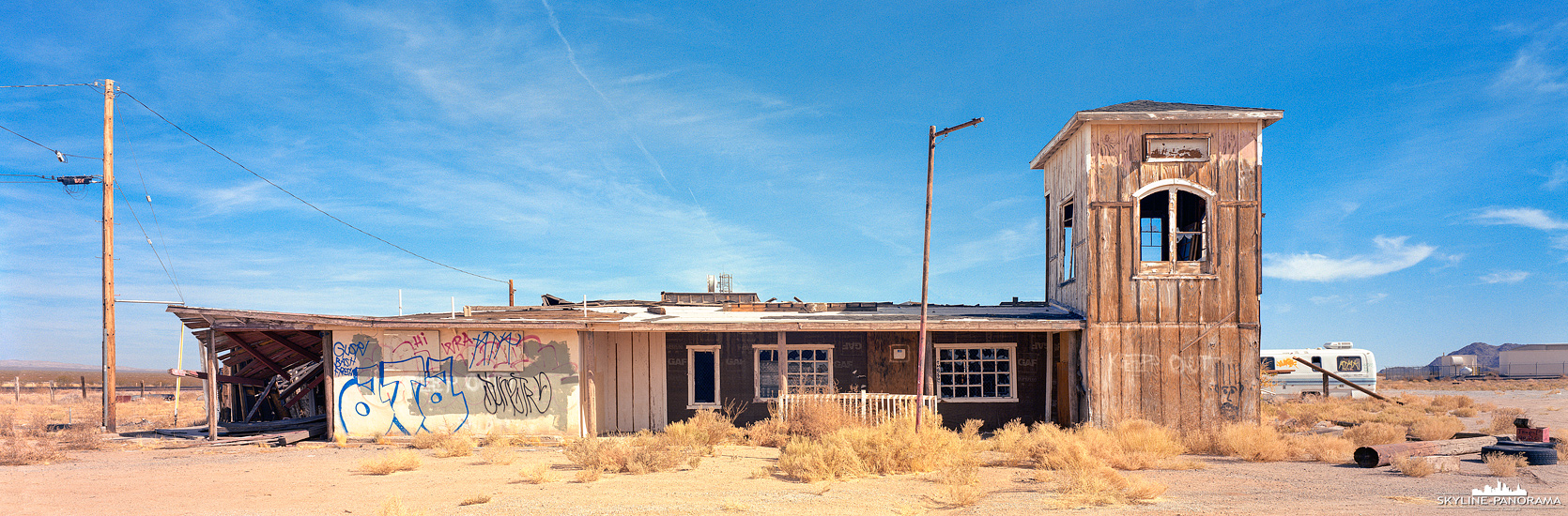 Panorama Route 66 - Fährt man vom Joshua Tree Nationalpark kommend, nach Amboy die Route 66 weiter mit Ziel Las Vegas, kommt man oft an verlassenen Gebäuden vorbei. Dieses Panorama entstand kurz hinter dem Bahnübergang im Geisterstädtchen Goffs und zeigt einen verlassenen General Store, in denen es schon einige Zeit keine Gemischtwaren mehr zu geben scheint.