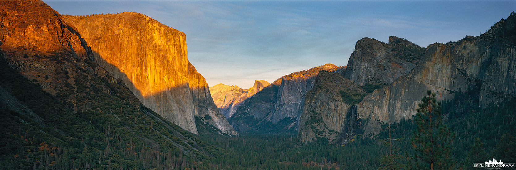 6x17 Panorama California - Der Yosemite Nationalpark ist einer der sehenswertesten Nationalparks an der Westküste der Vereinigten Staaten. Ob als Tagesausflug - beispielsweise von San Francisco aus - oder für eine längere Wandertour, er bereitet seinen Besuchern einen erinnerungsreichen und unvergessenen Aufenthalt mit zahlreichen Highlights. Hier zu sehen ist der Ausblick vom Tunnel View Point aus in das Yosemite Valley.