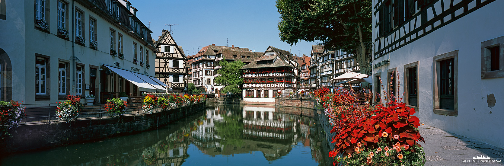 La Petite France (Klein-Frankreich) zählt zu den Sehenswürdigkeiten von Straßburg und ist ein malerisches Viertel in der Altstadt, zahlreiche Gassen mit Fachwerkhäusern entlang der Ill-Kanäle laden Touristen und Einheimische zum Flanieren ein.