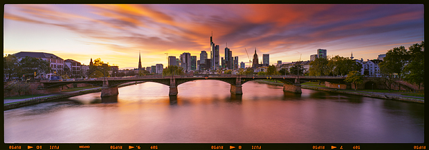 Skyline von Frankfurt als 6x17 Panorama auf Fuji Velvia 50