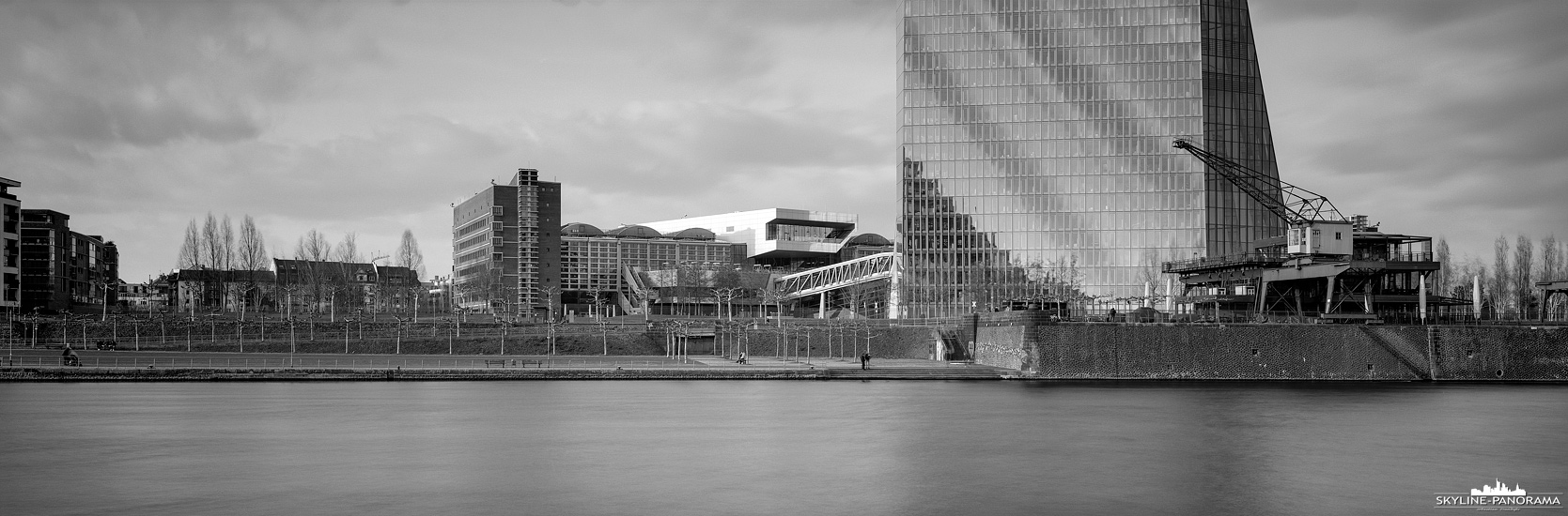 6x17 Panorama als Langzeitbelichtung - Das Frankfurter Mainufer im Osten der Stadt, mit der Weseler Werft und der EZB als Panorama.