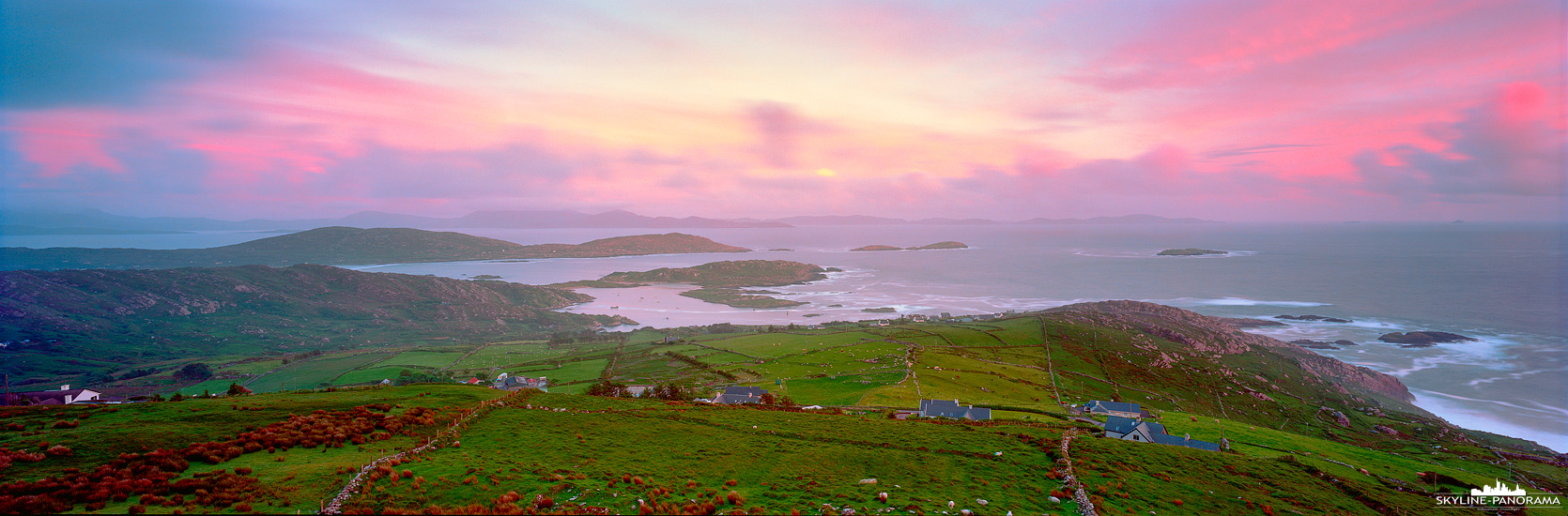 Das Panorama von einem der zahlreichen Aussichtspunkte auf die beeindruckende Küste der Iveragh-Halbinsel, im Südwesten des irischen County Kerry. Die Panoramaküstenstraße Ring of Kerry gehört zu den bekanntesten Sehenswürdigkeiten von Irland und bietet einmalige Ausblicke in eine faszinierende Landschaft. Dieses 6x17 Panorama ist zum Sonnenuntergang von einem Parkplatz aus zwischen Waterville und Caherdaniel entstanden.