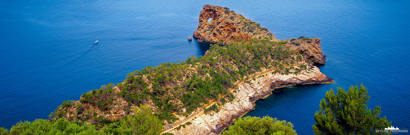 Sehenswertes auf der Insel Mallorca - Sa Foradada (die Durchlöcherte) ist eine sehenswerte Halbinsel, mit einem kleinen Lochfelsen, im Nordwesten von Mallorca. Die Location liegt an der Ma-10, auf dem Weg von Sóller nach Andrax, oberhalb des Felsens gibt es gute Parkmöglichkeiten und ein tolles Restaurant, welches zum Sonnenuntergang eine fantastische Aussicht verspricht.