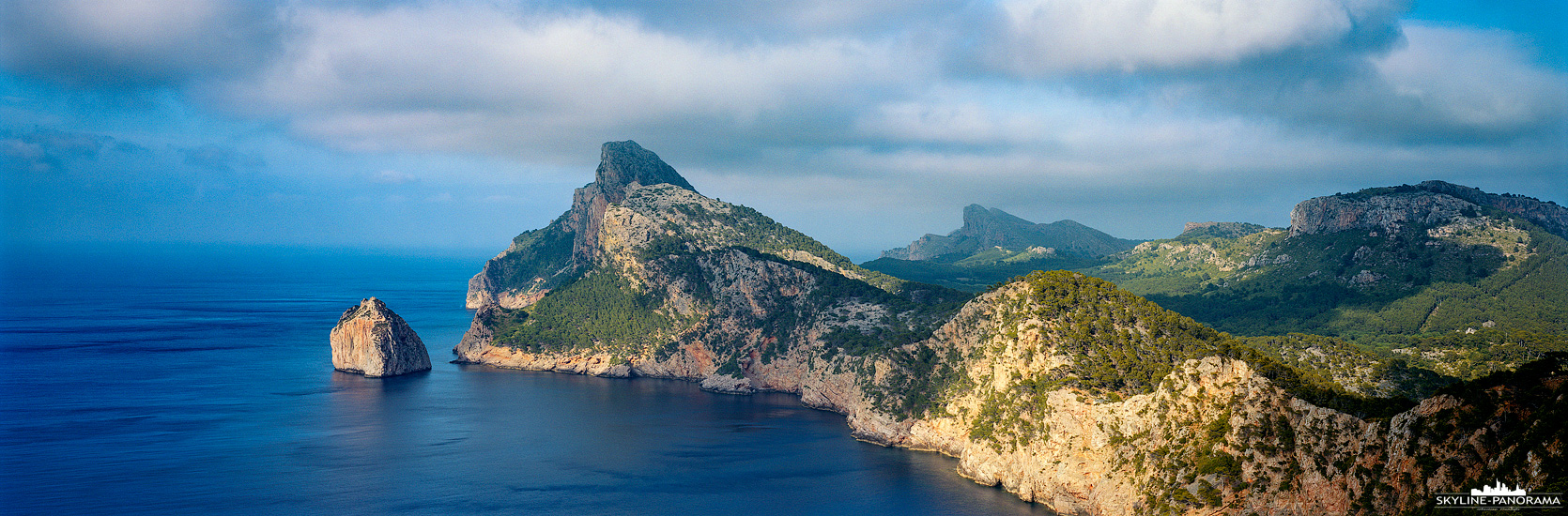 Sehenswürdigkeiten Mallorca - Cap de Formentor (p_01186) Das Cap de Formentor ist das östliche Ende der Halbinsel Formentor und zugleich der östlichste Punkt von Mallorca. Durch die wildromantische Steilküste der Halbinsel gehört das Cap de Formentor zu den sehenswertesten Landschaften der Insel. Hier zusehen ist die Landmarke von dem Mirador del Mal Pas, einem Aussichtspunkt ca. 6km hinter Port de Pollença.