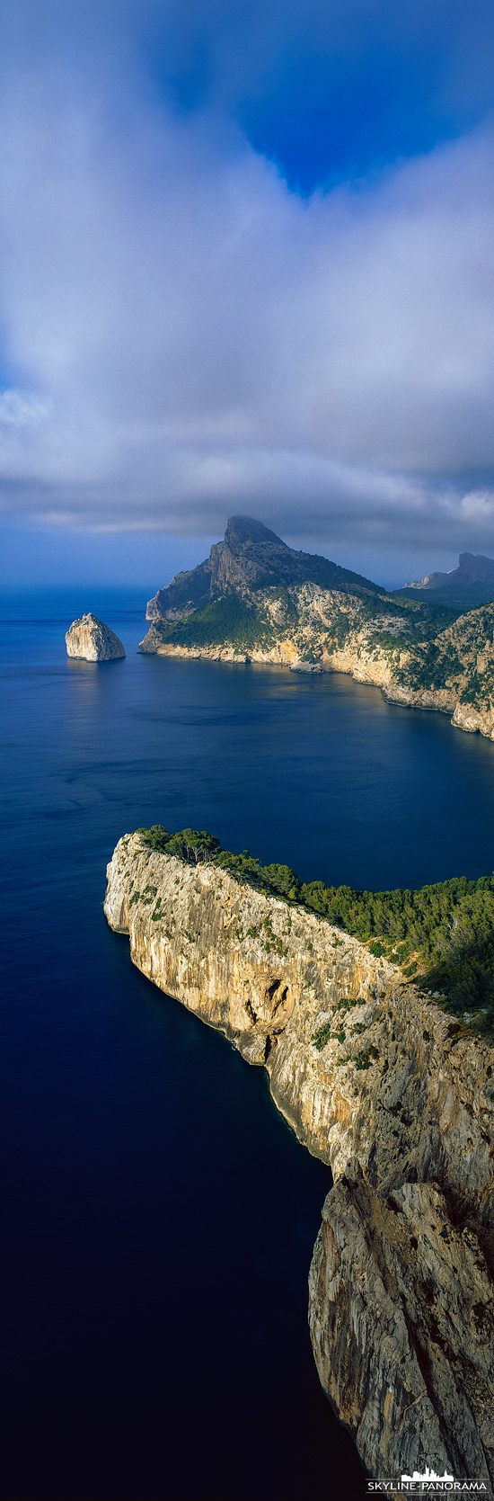 Das Cap de Formentor gehört zu den beliebtesten Ausflugszielen auf Mallorca, es ist die nordöstlichste Spitze der spanischen Mittelmeerinsel und gut mit dem Auto zu erreichen.  Hier ist die markante Felsenküste der Halbinsel Formentor als vertikales Panorama zu sehen, bereits bei der Ankunft mit dem Flugzeug ist sie oft deutlich zu erkennen. 