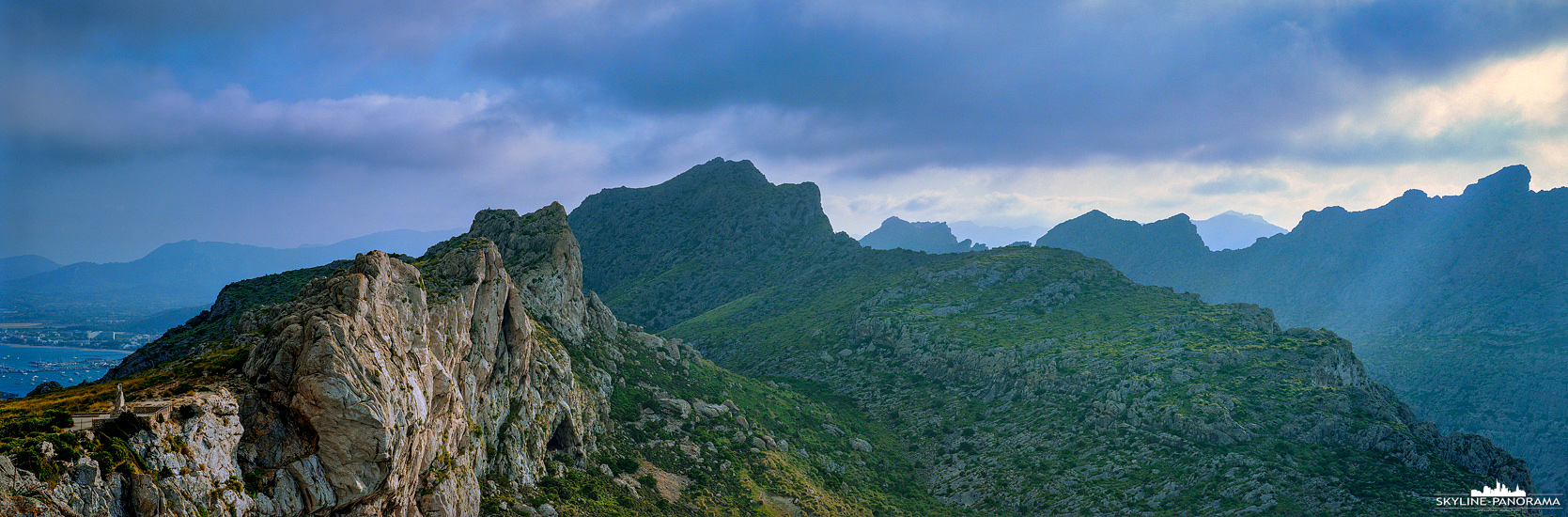 Panorama Mallorca - Das östliche Ende der Serra de Tramuntana vom Mirador del Mal Pas gesehen, einem beliebten Aussichtspunkt am Cap de Formentor.