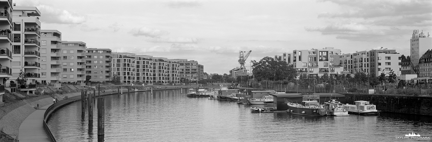 Stadtansicht von Offenbach am Main - Panorama aus dem neuen Stadtviertel Hafen Offenbach, welches am ehemaligen Industriehafen, unmittelbar am Offenbacher Mainbogen, entstanden ist.