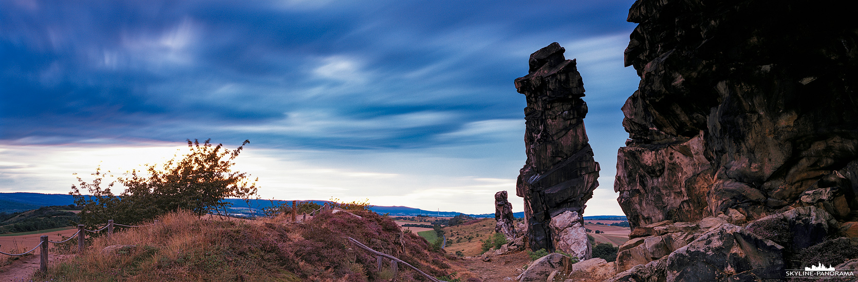 Sehenswertes im Harz - Tief hängende und schnell ziehende Wolken ließen an diesem Abend an der Teufelsmauer, im richtigen Moment, einen schmalen Streifen am Horizont für ein paar Sonnenstrahlen frei. Dadurch wurden die interessanten Felsen am Rand des Harzes, die zu einem längeren Band von Felsformationen in der Region gehören, mit etwas warmen Abendlicht beschienen.