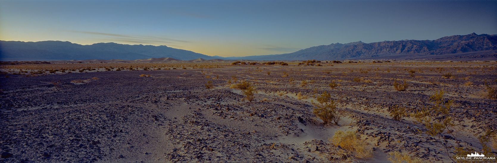 USA Panorama in 6x17 - Zum Sonnenuntergang im Death Valley mit einem Blick Richtung Mesquite Flats Sand Dunes.