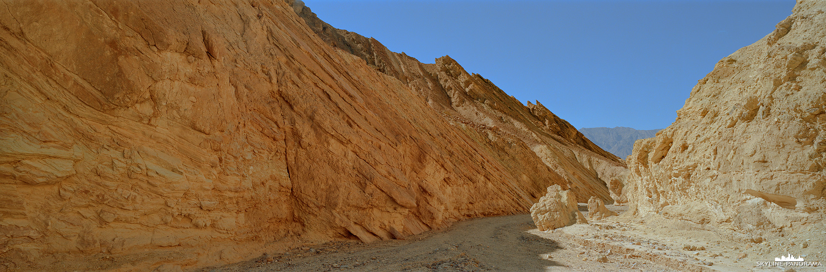 Death Valley als 6x17 Panorama - Eine kleine Wanderung oder wie man es landestypisch ausdrückt - a short hike - durch den Golden Canyon, der in diesem Panorama seinem Namen alle Ehre macht. Die umliegenden Gesteinsformationen leuchten am frühen Nachmittag in sattem Gelb. 