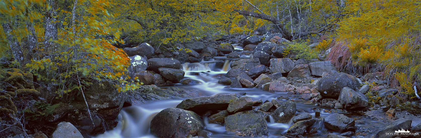 Schottland Panorama - Ein recht fotogener Wasserfall im Tal Glen Affric in den nordwestlichen schottischen Highlands. 