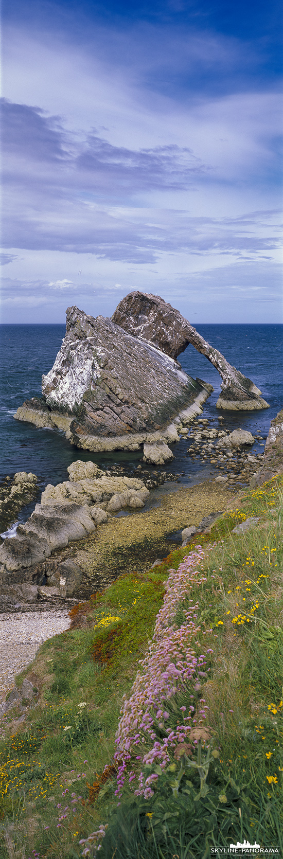 Panorama Schottland - Der Bow Fiddle Rock ich eine der bekanntesten Gesteinsformationen an der schottischen Küste. Hierbei handelt es sich um einen natürlichen Felsenbogen, den man in Nähe der Ortschaft Portknockie findet.