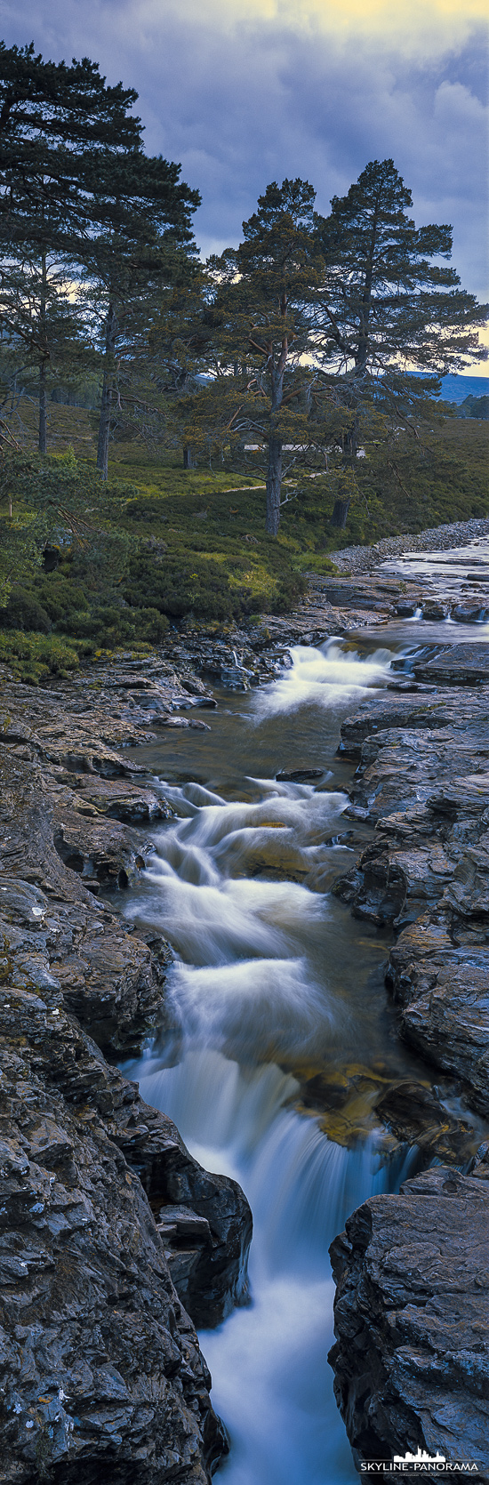 vertikal Panorama Schottland - Linn of Dee ist ein beeindruckender Wasserfall am Fluss Dee in der Nähe der Ortschaft Braemar. Das Wasser stürzt an dieser Stelle über einige Kaskaden in die Tiefe und zwängt sich durch eine enge Schlucht.