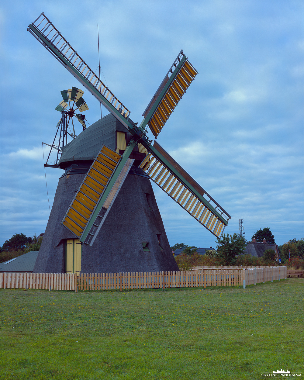 Amrum Bilder - Die Amrumer Windmühle im Ort Nebel ist eines der bekanntesten Sehenswürdigkeiten der Nordseeinsel Amrum.